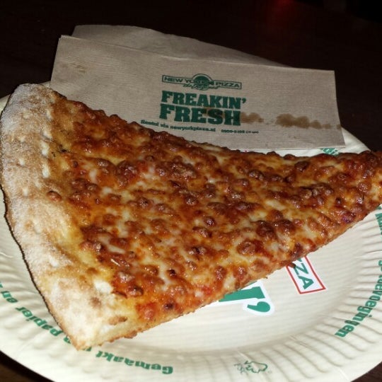Foto tirada no(a) New York Pizza por Εμμα Ν. em 2/26/2015