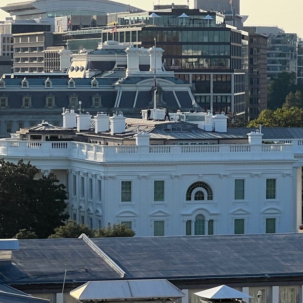 รูปภาพถ่ายที่ Hotel Washington โดย Inci K. เมื่อ 9/14/2022