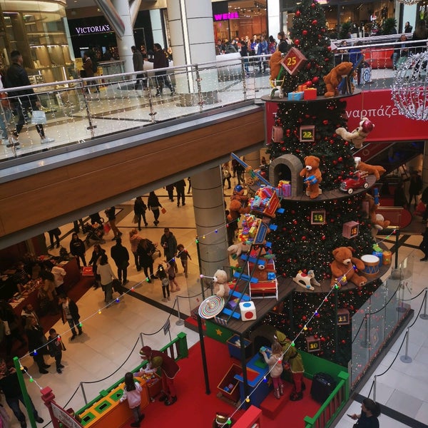 Снимок сделан в The Mall Athens пользователем ᴡ K. 12/27/2019