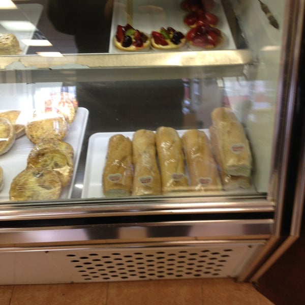 Foto scattata a Richol Cafe &amp; Bakery da joseph n. il 3/3/2013