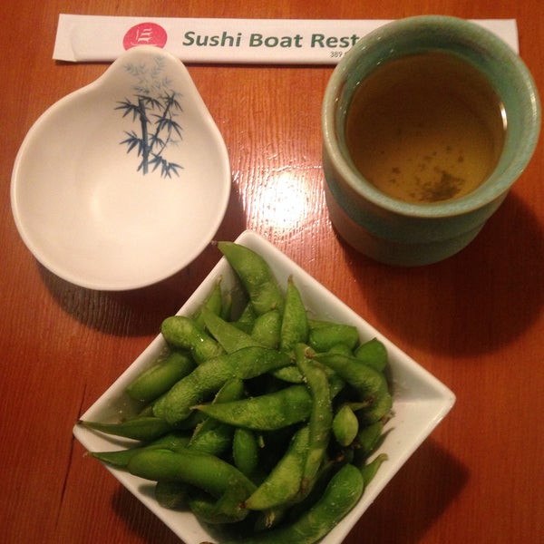 Снимок сделан в Sushi Boat пользователем Janelly M. 6/10/2016