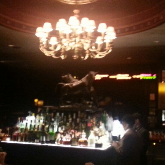10/2/2012 tarihinde ✰ David M.ziyaretçi tarafından Bull &amp; Bear Steakhouse'de çekilen fotoğraf