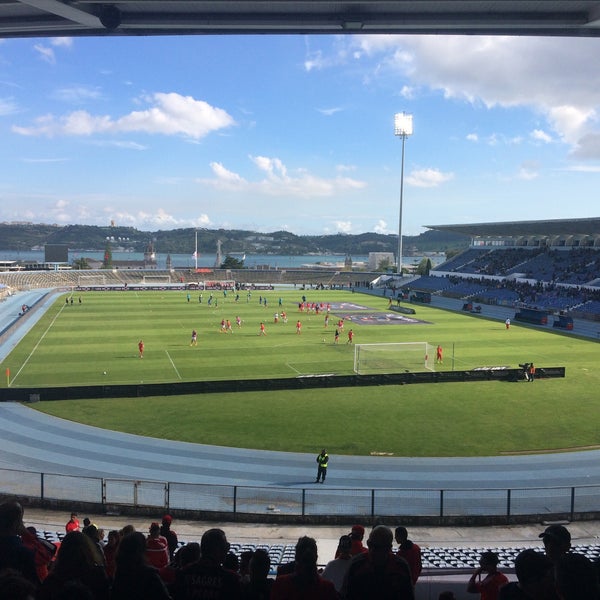 Das Foto wurde bei Estádio do Restelo von Pedro G. am 4/18/2015 aufgenommen