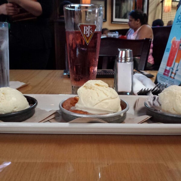 Photo taken at BJ&#39;s Restaurant &amp; Brewhouse by Brian B. on 9/30/2013