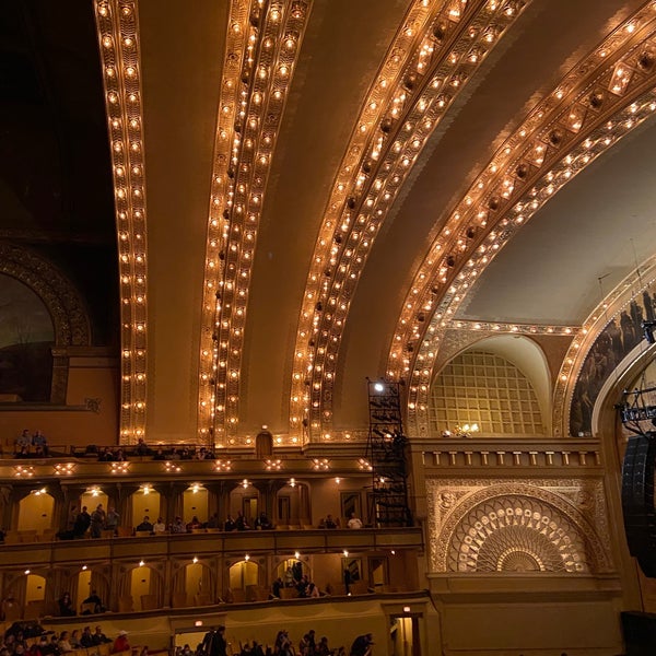 Снимок сделан в Auditorium Theatre пользователем Susan A. 4/23/2022