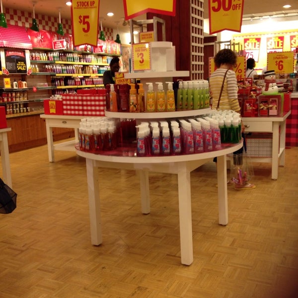Bath Body Works 3200 N Federal Hwy