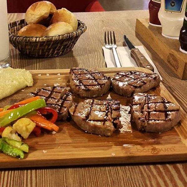 Photo taken at Ora&#39; Steak &amp; Burgers by Omer faruk U. on 11/14/2015
