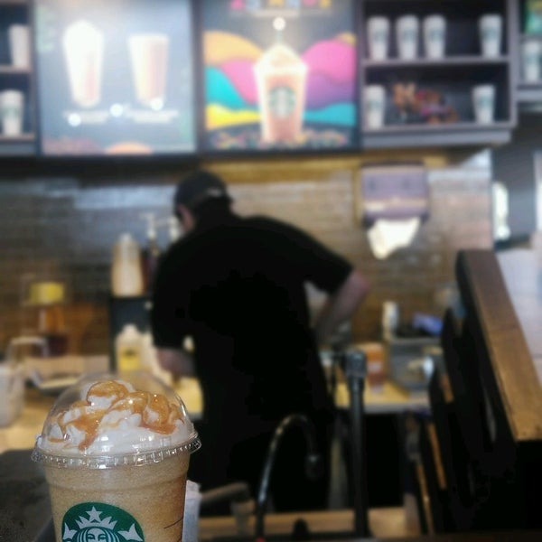 Foto diambil di Starbucks oleh Pedro B. pada 3/5/2020