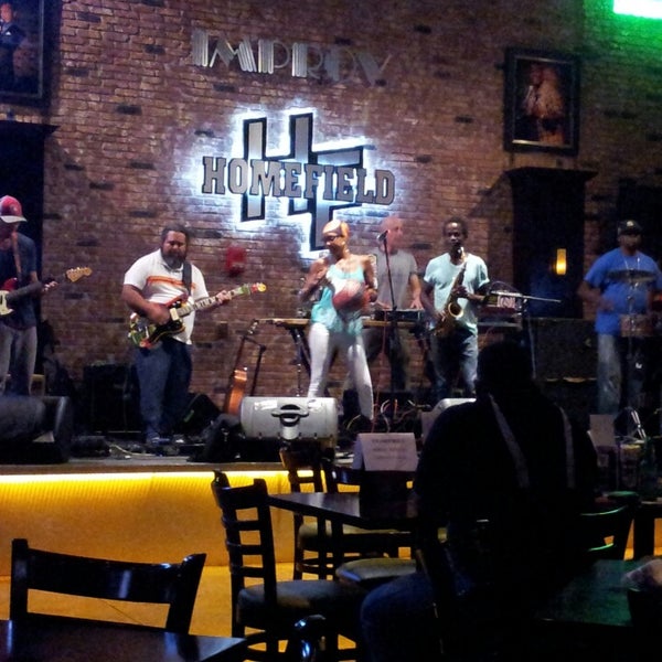 Foto tirada no(a) Homefield Sports Bar &amp; Grill por Alicia P. em 10/12/2014