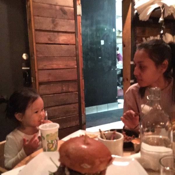 12/13/2018 tarihinde Tuyen T.ziyaretçi tarafından 8oz Burger Bar'de çekilen fotoğraf