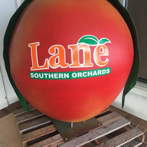 Foto tomada en Lane Southern Orchards  por Clint C. el 9/21/2017