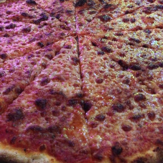 Снимок сделан в Hoboken Pizza &amp; Beer Joint пользователем Timmi F. 12/3/2012
