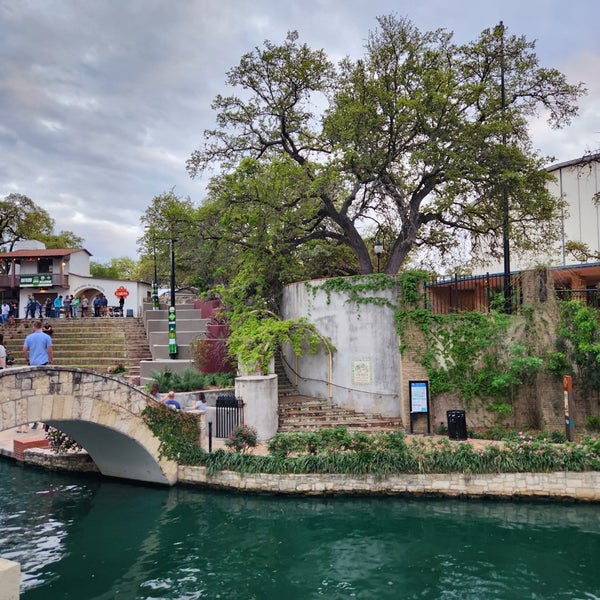 Foto tirada no(a) The San Antonio River Walk por Natalia E. em 3/17/2024