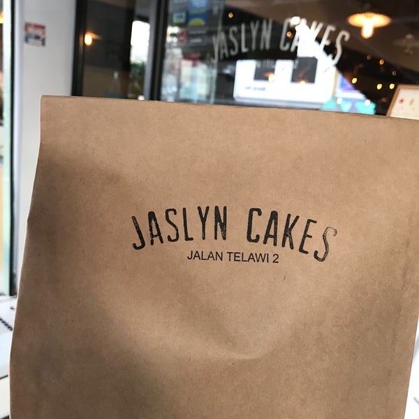 Photo taken at Jaslyn Cakes by Fazil Shahreen A. on 1/16/2021