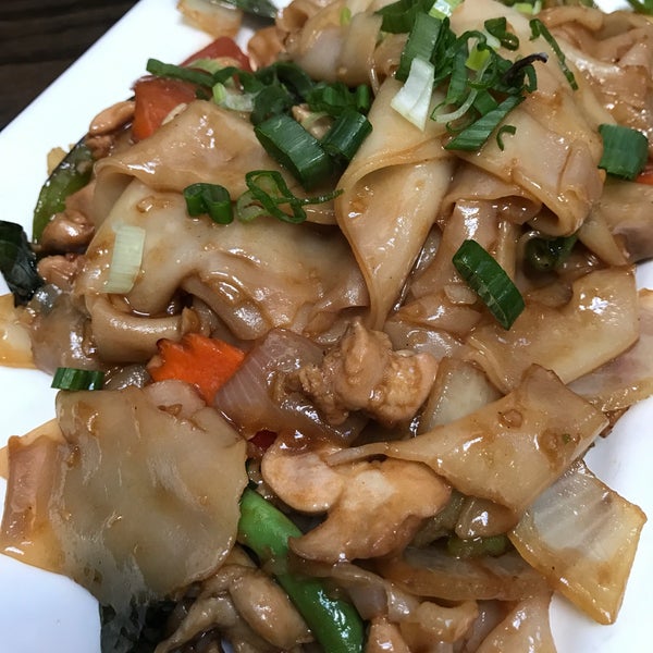 I came here for the time for lunch and I had the delicious drunken noodles with chicken and green beans.  Highly recommend
