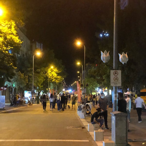 Foto diambil di İsmet Paşa Caddesi oleh Volkan H. pada 9/1/2021