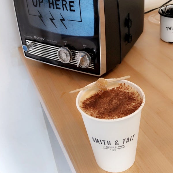 Das Foto wurde bei Smith &amp; Tait Coffee Bar von Abdulmajeed am 3/1/2019 aufgenommen