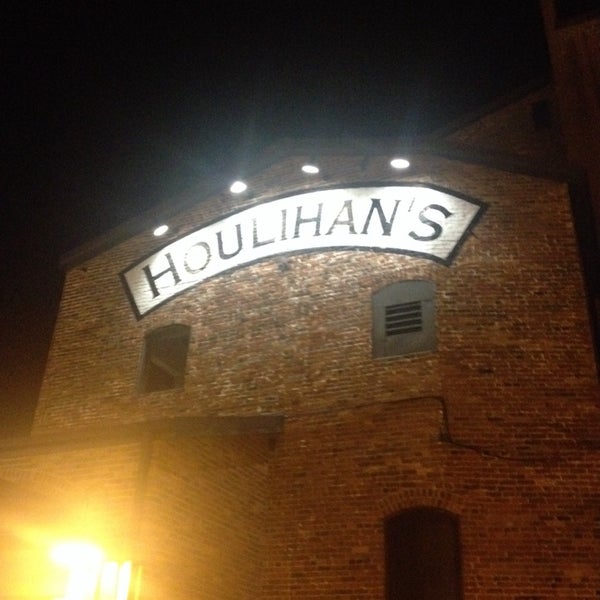 Photo taken at Houlihan&#39;s by Damiso A. on 11/5/2013