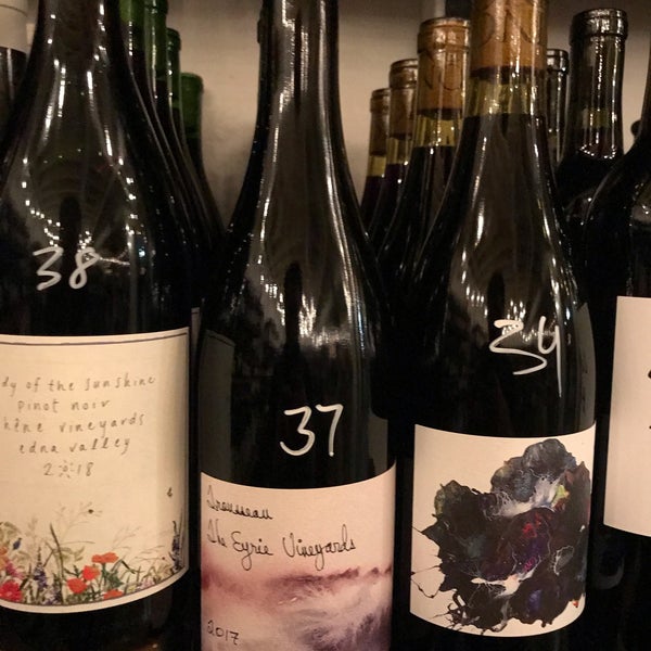 Снимок сделан в Vino Carta - Wine Shop &amp; Bar пользователем Alex T. 11/26/2019