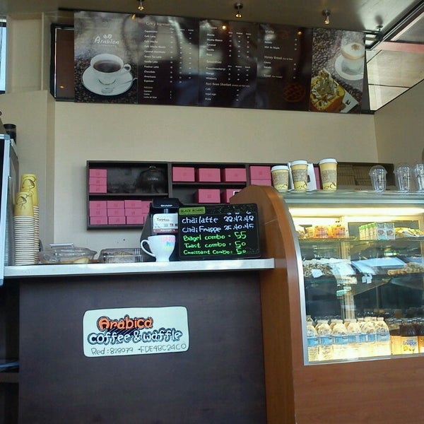 Foto diambil di Arabica Coffee &amp; Waffle oleh Luz X. pada 4/12/2013