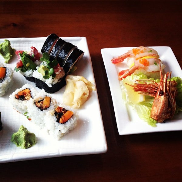 Снимок сделан в Sushi Zone пользователем John Q. 5/24/2013