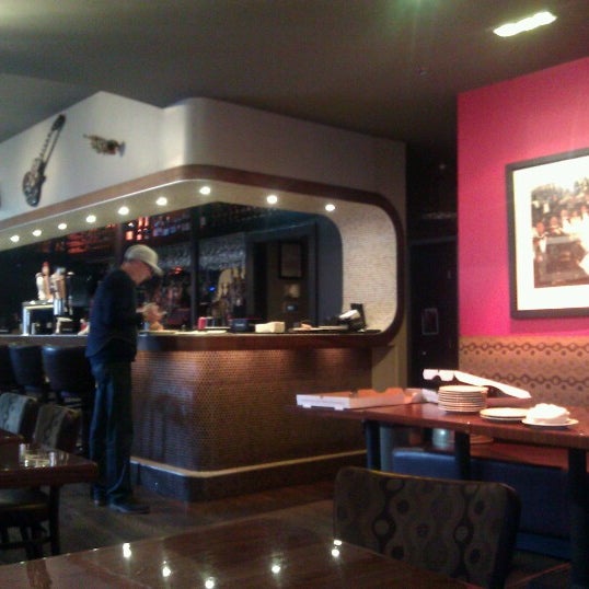 12/8/2012 tarihinde Adrian W.ziyaretçi tarafından Darryl&#39;s Corner Bar &amp; Kitchen'de çekilen fotoğraf