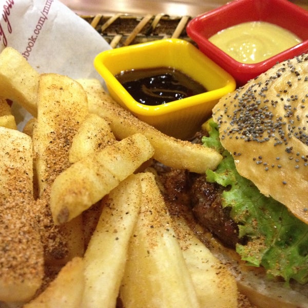 Foto tomada en Mm&amp;G&#39;s Burger  por Uygar el 10/15/2015
