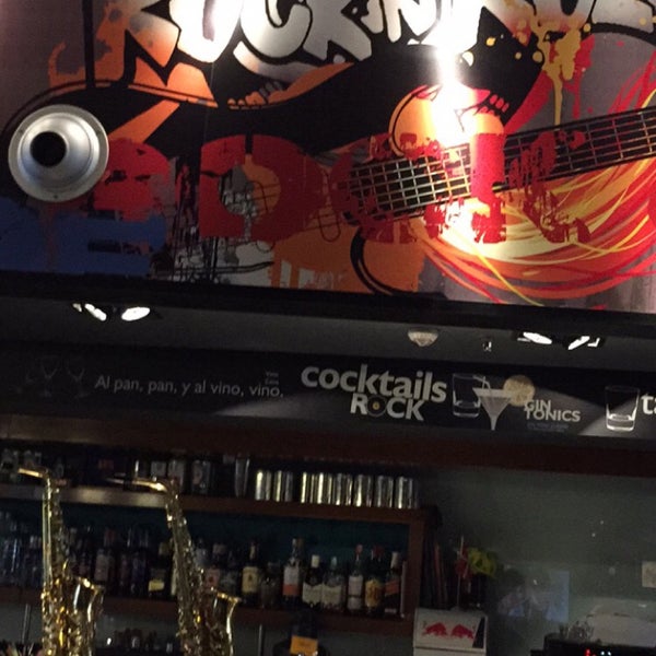 Снимок сделан в Happy Rock Bar &amp; Grill пользователем Nana R. 9/3/2015