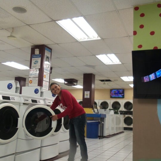 Photo taken at Laundry Basket 24-Hour Laundromat by Anabel I. on 10/29/2014