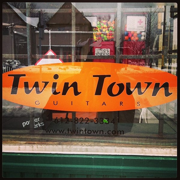 Das Foto wurde bei Twin Town Guitars von john k. am 4/19/2013 aufgenommen