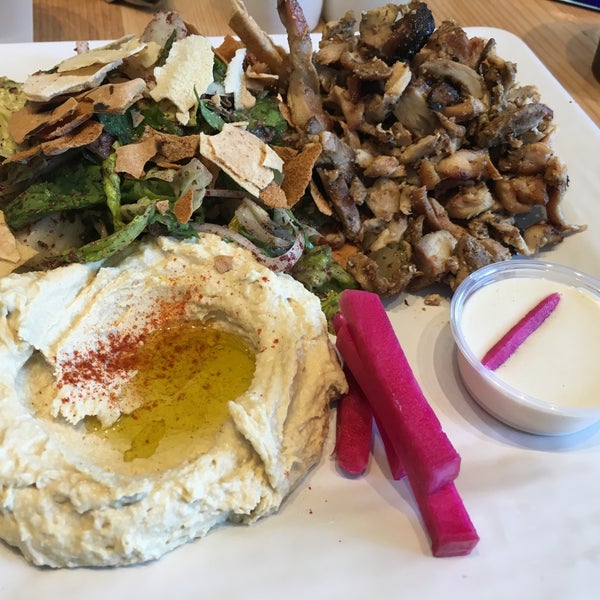 Foto diambil di Sunnin Lebanese Cuisine oleh Lynne 🐰 Q. pada 8/19/2016