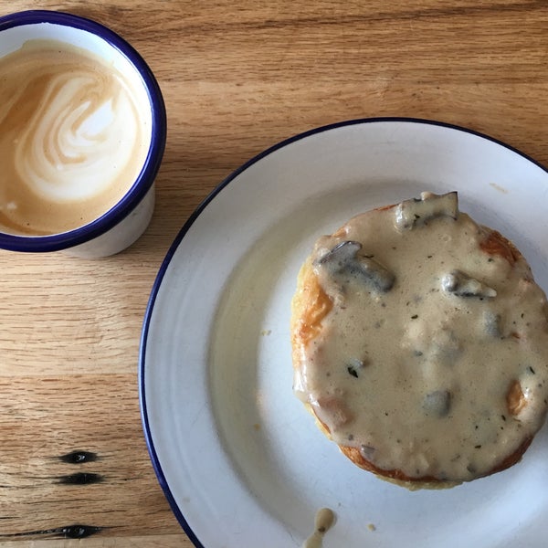 11/20/2016 tarihinde Lynne 🐰 Q.ziyaretçi tarafından Fork-In Aussie Pie Kitchen, Santa Monica'de çekilen fotoğraf