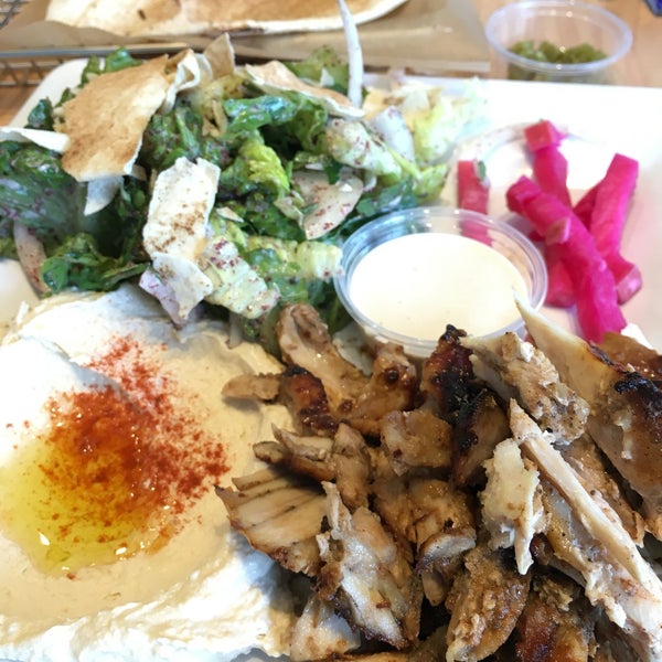 Foto tomada en Sunnin Lebanese Cuisine  por Lynne 🐰 Q. el 7/19/2016