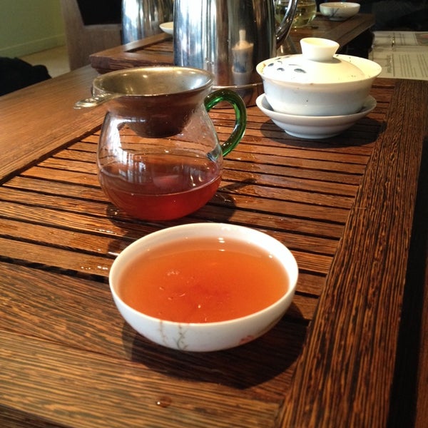 2/8/2014 tarihinde Seraya K.ziyaretçi tarafından Verdant Tea Tasting Room &amp; Tea Bar'de çekilen fotoğraf