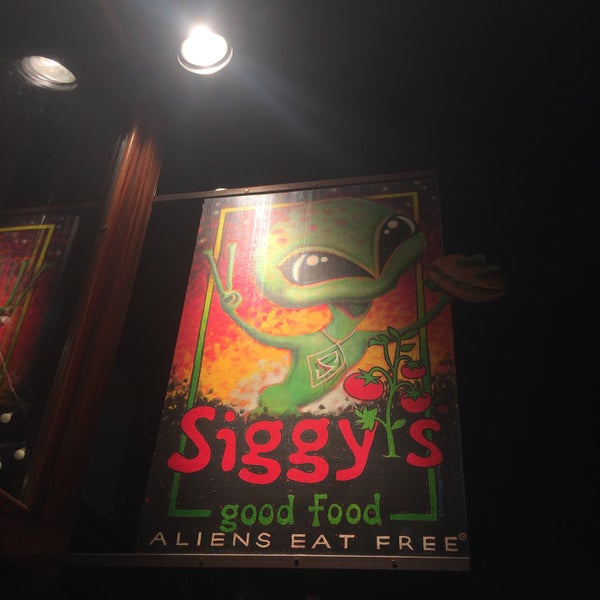 Foto tirada no(a) Siggy&#39;s Good Food por Andrew R. em 2/20/2016