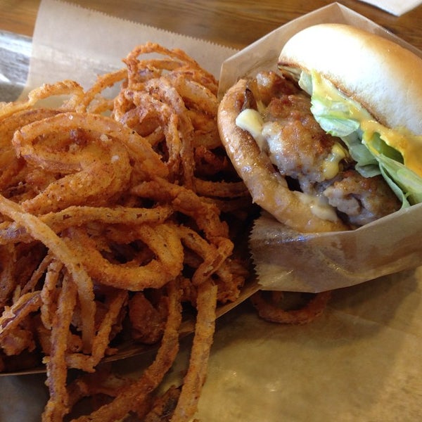 รูปภาพถ่ายที่ Big Chef Tom’s Belly Burgers โดย Phil D. เมื่อ 9/15/2014