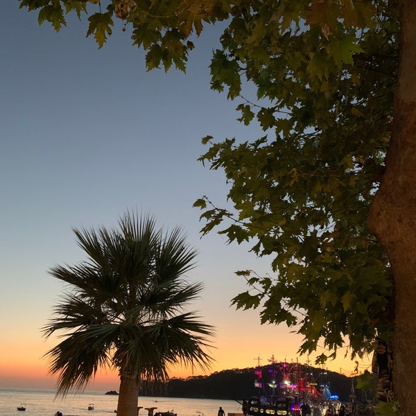 รูปภาพถ่ายที่ Buzz Beach Bar โดย Nilüfer B. เมื่อ 9/10/2020