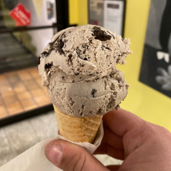 Foto diambil di Larry&#39;s Homemade Ice Cream oleh Adam C. pada 10/26/2019