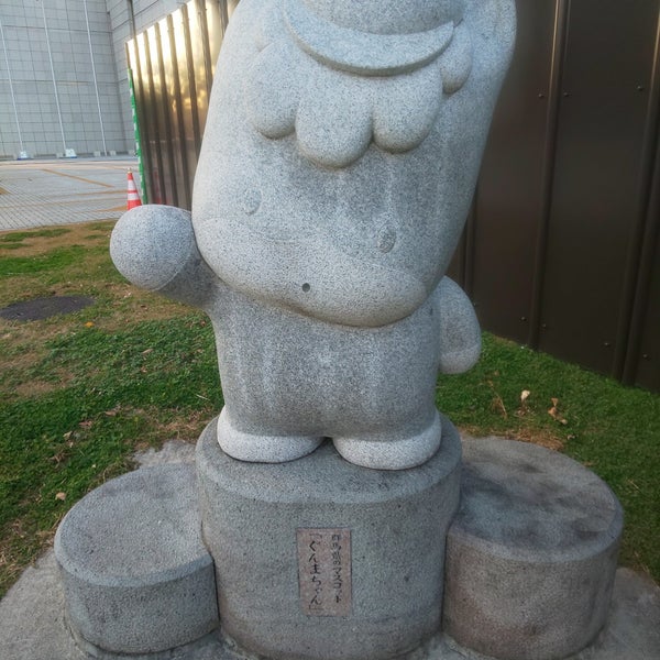 ぐんまちゃん 石像 小サイズ 一体 写真左