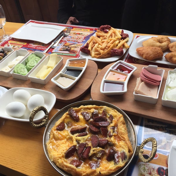 Снимок сделан в Safir Ocakbaşı ve Restaurant пользователем Coşkun Şeyda U. 4/26/2015