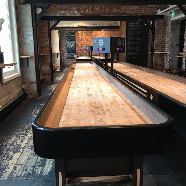 Very nice 3 storey café & pub where you can meet with friends, work/study, or have a game. They have 4 shuffleboard!