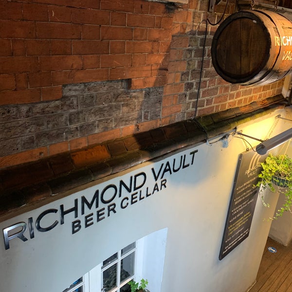 Foto diambil di Richmond Vault Beer Cellar &amp; Restaurant oleh Dan S. pada 10/15/2020
