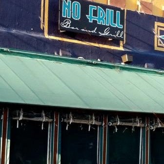 9/9/2013 tarihinde No Frill Bar and Grillziyaretçi tarafından No Frill Bar and Grill'de çekilen fotoğraf