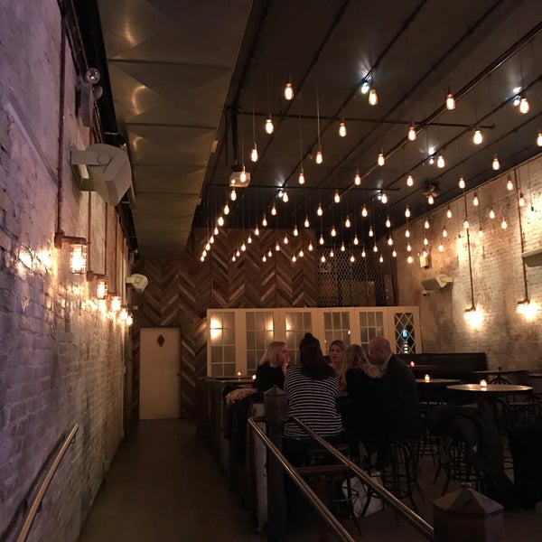Foto tirada no(a) 310 Bowery Bar por Katie M. em 2/8/2017