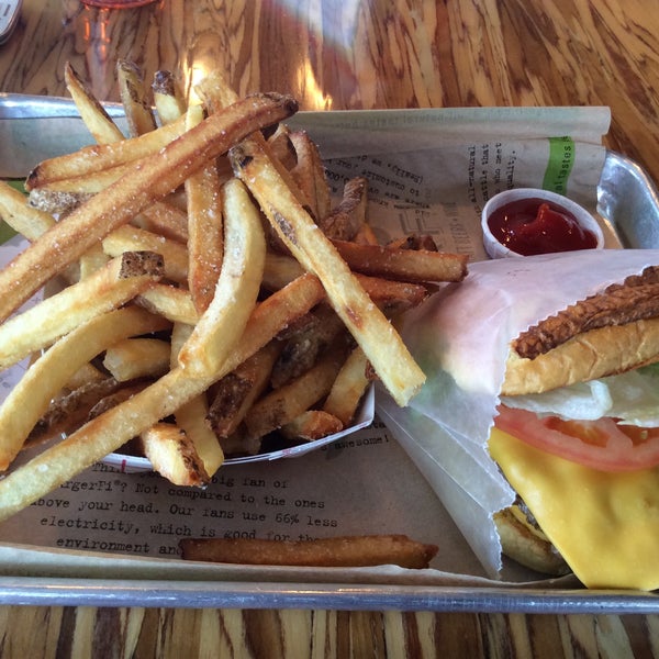 รูปภาพถ่ายที่ BurgerFi โดย Ray H. เมื่อ 3/13/2015