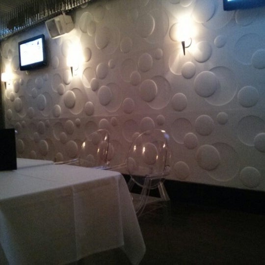 Das Foto wurde bei District Restaurant &amp; Lounge von Lei Ann am 1/12/2013 aufgenommen