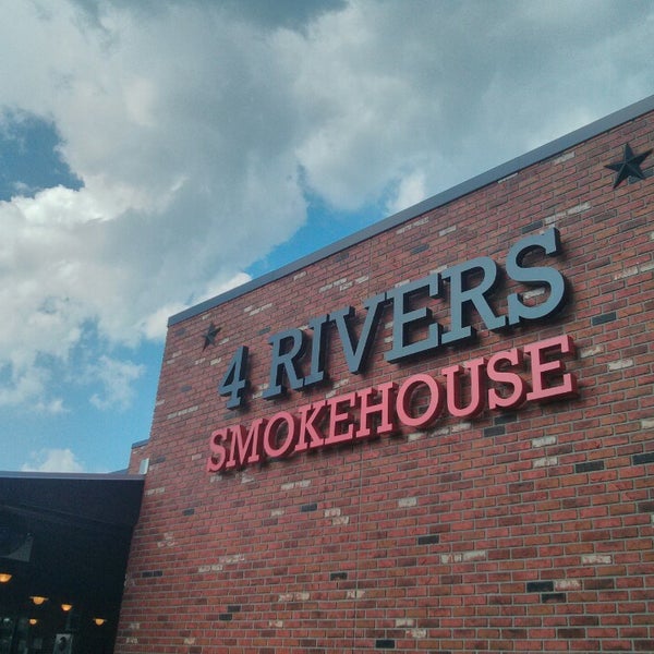 รูปภาพถ่ายที่ 4 Rivers Smokehouse โดย Lei Ann เมื่อ 6/17/2013