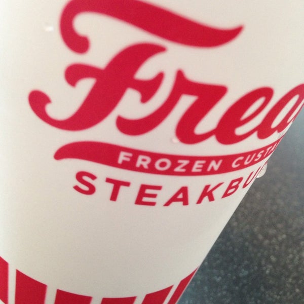 Foto diambil di Freddy&#39;s Frozen Custard &amp; Steakburgers oleh Andrew H. pada 7/7/2014