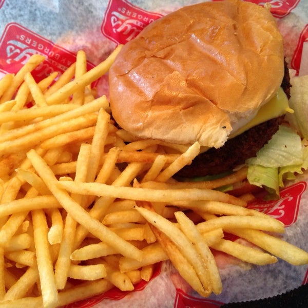 Foto diambil di Freddy&#39;s Frozen Custard &amp; Steakburgers oleh Andrew H. pada 8/31/2014