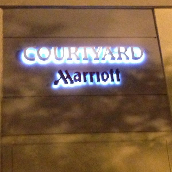Das Foto wurde bei Courtyard by Marriott Washington Embassy Row von Jay T. am 7/22/2013 aufgenommen